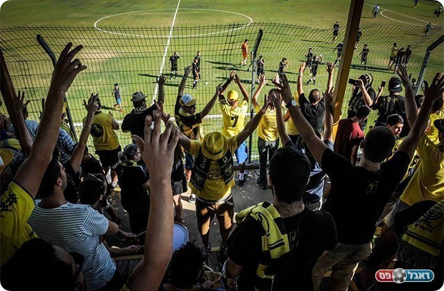 אוהדי הקבוצה (דף הפייסבוק הרשמי)